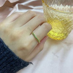 Anillos de Eternidad Dylam Personalizados Estilo Art Deco con Circonita Cúbica Verde y Baño de Oro de 18K, Anillos de Oro para Mujer - Product Image 3