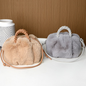 Nouveau <span class=keywords><strong>sac</strong></span> fourre-tout en fausse fourrure unie pour femme, style urbain et simple, en forme de citrouille, avec cordon de serrage, tissé, à porter à l'épaule ou en bandoulière, en peluche, en stock - Product Image 2