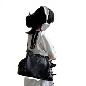 Bolso de Hombro Royaa con Cadenas Geométricas, Cuero Genuino, Bordado, Impermeable, con Cierre, para Viajes, Motocicleta, Otoño/Verano - Product Image 3