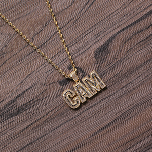 Colar Masculino CN272 Banhado a Ouro com Corrente de Corda de Latão e Pingente de Letra CZ Cravejado com Zircônias Cúbicas – Joia Hip Hop Bling Bling para Presente - Product Image 3
