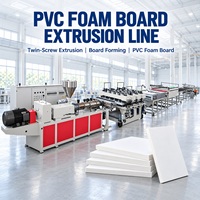Ligne d'extrusion de panneaux en mousse plastique PVC avec table de calibrage pour panneaux de meubles et panneaux d'affichage à surface lisse