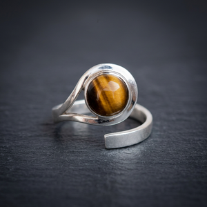 Bague artisanale réglable en œil de tigre, style bohème du Sud-Ouest, avec serti clos en pierre gemme ronde, pour usage quotidien, oxydée, pour femme - Product Image 1