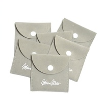 Meilleure vente : Pochette à bijoux en suède gris avec rabat enveloppe, personnalisable avec logo, pour rangement de boutons, fermoirs et anneaux de perles