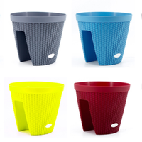 Vente en gros d'usine, pots et jardinières suspendus en rotin pour balcon, pots de fleurs en plastique colorés pour la décoration intérieure et extérieure du jardin
