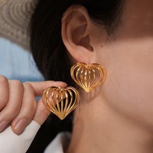 Boucles d'oreilles clous en acier inoxydable plaqué or 18 carats, motif cœur creux rayé, style européen et américain, simples, haut de gamme, tendance chrétienne - Product Image 1