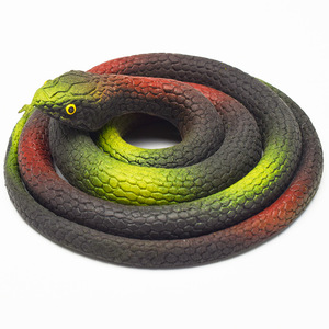 Serpiente de goma realista Serpiente de <span class=keywords><strong>Mamba</strong></span> negra Juguete de serpiente decorativa de Halloween Prank de utilería de jardín - Product Image 2