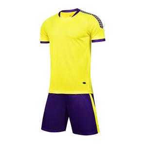 Vente en gros Offre Spéciale Ensemble de maillots de football à sublimation en polyester 100% Uniforme de football pour hommes avec logo personnalisé - Product Image 4