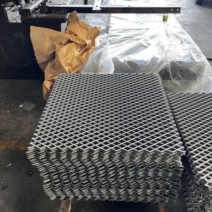Maille métallique expansée de haute qualité, fourniture directe d'<span class=keywords><strong>usine</strong></span>, surface lisse, tissage uni, perforée pour marche d'escalier - Product Image 1