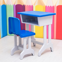 Ensemble de bureau et de chaise en plastique et en acier pour élèves du primaire modernes. Mobilier scolaire au design minimaliste moderne