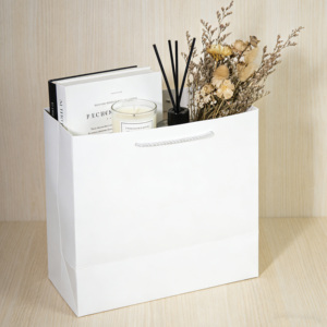 Sac cadeau en papier kraft de luxe, taille MA, avec poignée en ruban, vente en gros, recyclable, imprimé sur mesure, sac cadeau blanc - Product Image 3
