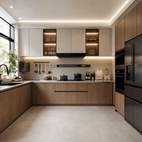 Meuble de cuisine en MDF gris clair et imitation bois bicolore, unité de cuisine minimaliste en forme de L sur mesure, vitrine avec éclairage LED
