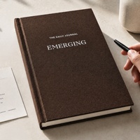 Carnet de notes journalier personnalisé A5 en lin brun foncé avec couverture rigide et estampage argenté, doté d'une pochette intérieure