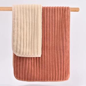 منشفة وجه من المخمل المرجاني الفاخر قابلة للتخصيص، فائقة الامتصاص ومريحة بتقنية النسيج المنسوج - Product Image 3