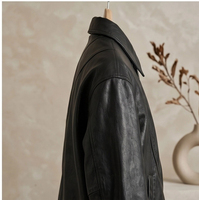 Veste en cuir noire style vintage américain, col à revers, boutons noirs simples, broderie monstre avec ligne fendue incurvée, coupe courte ample