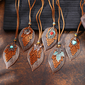 Colliers pendentifs tendance en alliage de zinc, forme de feuille, pierre turquoise, bijoux pour femmes 2024 - Product Image 1