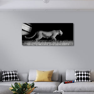 Majestueuze Sprong: De Stille Jagerslakprint Op Canvasdrukkunst - Product Image 3