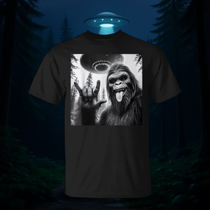 T-shirt Promozionale Sasquatch Bigfoot che fa un selfie con UFO e alieni - Product Image 3