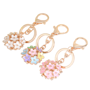 Luxuriöser Vintage-Gänseblümchen-Schlüsselanhänger 3D-Metall mit Emaille-Druck, Strass-Taschenanhänger, Weihnachtsgeschenk für Damen - Product Image 1