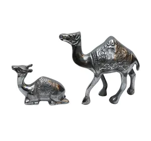 Estatua de Pareja de Camellos de Metal - Product Image 1