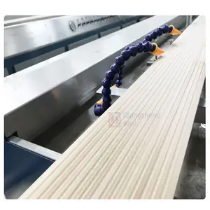 Usando el desperdicio de plástico compuesto de madera de la máquina/WPC decking de la línea de extrusión WPC producto que hace la máquina