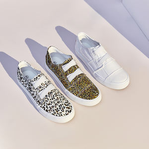 Chaussures en toile à enfiler pour femmes, style nouveau, personnalisées en gros, à tige basse, rose tie-dye, avec bande élastique - Product Image 2