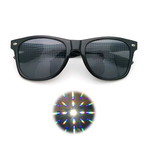 Lunettes de soleil à diffraction prismatique 3D avec lumières LED, design en forme de cœur, effet arc-en-ciel, style tendance, monture en plastique pour fêtes et festivals - Product Image 4