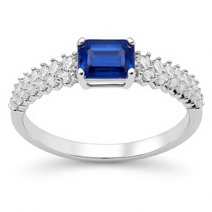 Bague de fiançailles de luxe en or blanc 14 carats avec saphir bleu taille émeraude et pierres latérales en diamant taille baguette plaqué or - Product Image 2
