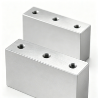 Bloc rectangulaire en aluminium usiné CNC sur mesure, débavuré, avec montage fileté