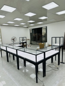 <span class=keywords><strong>Vitrine</strong></span> de bijoux en verre de haute qualité avec un cadre en fer noir élégant idéal pour un usage commercial Pieds amovibles pour la portabilité - Product Image 2