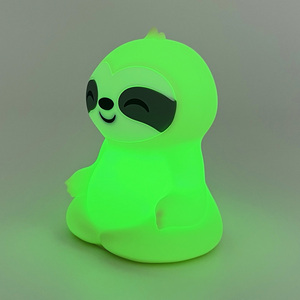 Batería Sloth LED Night Light Tap Temporizador remoto Silicona suave Decoración de la habitación del niño pequeño - Product Image 1