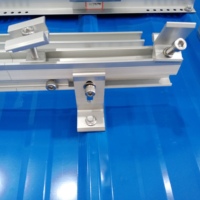 Système de montage de panneaux solaires sur toit YZ OEM, profilés en aluminium, rails noirs et colliers de fixation intermédiaires
