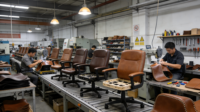 Chaise de bureau inclinable électrique à dossier haut de direction automatique Chaises de bureau d'ordinateur ergonomiques avec repose-pieds sur roues