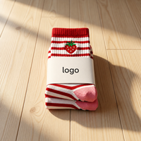 Nouvelles chaussettes de sport personnalisées en coton peigné rayé rouge et blanc avec broderie fraise mignonne pour le Pilates