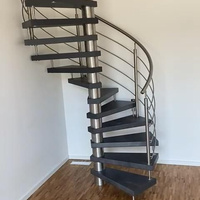 Escalier en colimaçon intérieur de villa duplex moderne de luxe, en métal durable avec marches flottantes, balustrade en acier, éclairage LED
