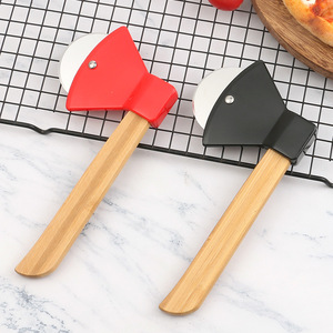Rotella Tagliapizza Rossa a Forma di Ascia in Plastica <span class=keywords><strong>con</strong></span> Manico in Bambù Resistente, Accessorio da Cucina <span class=keywords><strong>per</strong></span> Uso Domestico - Product Image 5