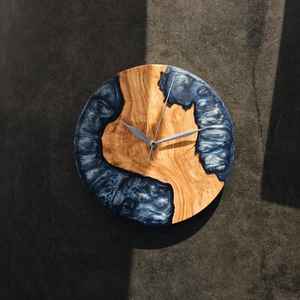 Elegante Reloj de Pared de Resina y Madera Hecho a Mano, Duradero, Funcional, Elegante y Decorativo, Perfecto para Sala de Estar o Dormitorio - Product Image 4
