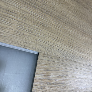 Le plancher de SPC de chêne léger apporte une vibration chaude et naturelle à cette chambre à coucher avec un style moderne et élégant de conception. - Product Image 4
