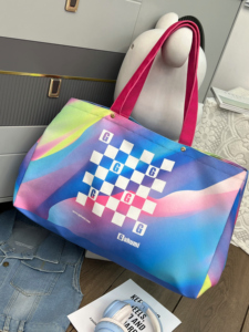 กระเป๋าโท้ทพิมพ์ลายทั้งใบแบบกำหนดเอง กระเป๋าผ้าแคนวาสสีสันสดใส พิมพ์ลายไล่เฉดสีแบบตารางหมากรุก กระเป๋าสะพายไหล่สำหรับผู้หญิง - Product Image 1