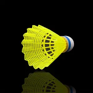 Volante de nailon para bádminton, accesorio barato de fábrica de China, color blanco y amarillo, 6 unidades