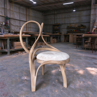 Fauteuil d'appoint sculptural en bois massif courbé, chaise longue artistique organique, fauteuil design en bois fait main pour villa et hôtel