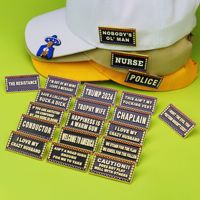 Nouveauté 2026 : Clips de casquette personnalisés pour le baseball, avec emballage, amusants, vente en gros, fabricant, épingles de chapeau de barbier