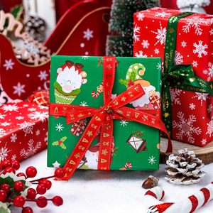 Papel de regalo navideño de doble cara con diseño de Papá Noel, gnomos y copos de nieve en rojo y verde, estilo cuadro sobre papel calcomanado. - Product Image 4