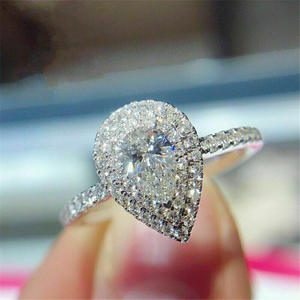 Anillo de Compromiso de Diamantes con Corte Pera en Oro Blanco para Mujer Q269, Piedra Principal de Color G Natural con Diamantes Laterales - Product Image 1