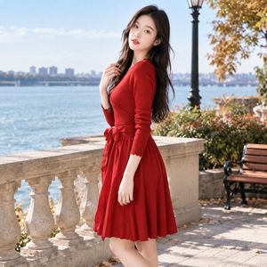 เดรสไหมพรมสีแดงสำหรับผู้หญิง แขนยาว คอวี ทรงเอไลน์ มินิเดรส แต่งโบว์ ดีไซน์หรูหราสำหรับใส่ในฤดูใบไม้ร่วง - Product Image 2