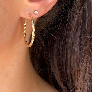 Orecchini a Cerchio E2935 in Oro per Donna, Design Intrecciato Placcato Oro 18K, Gioielli Raffinati per Uso Quotidiano - Product Image 5