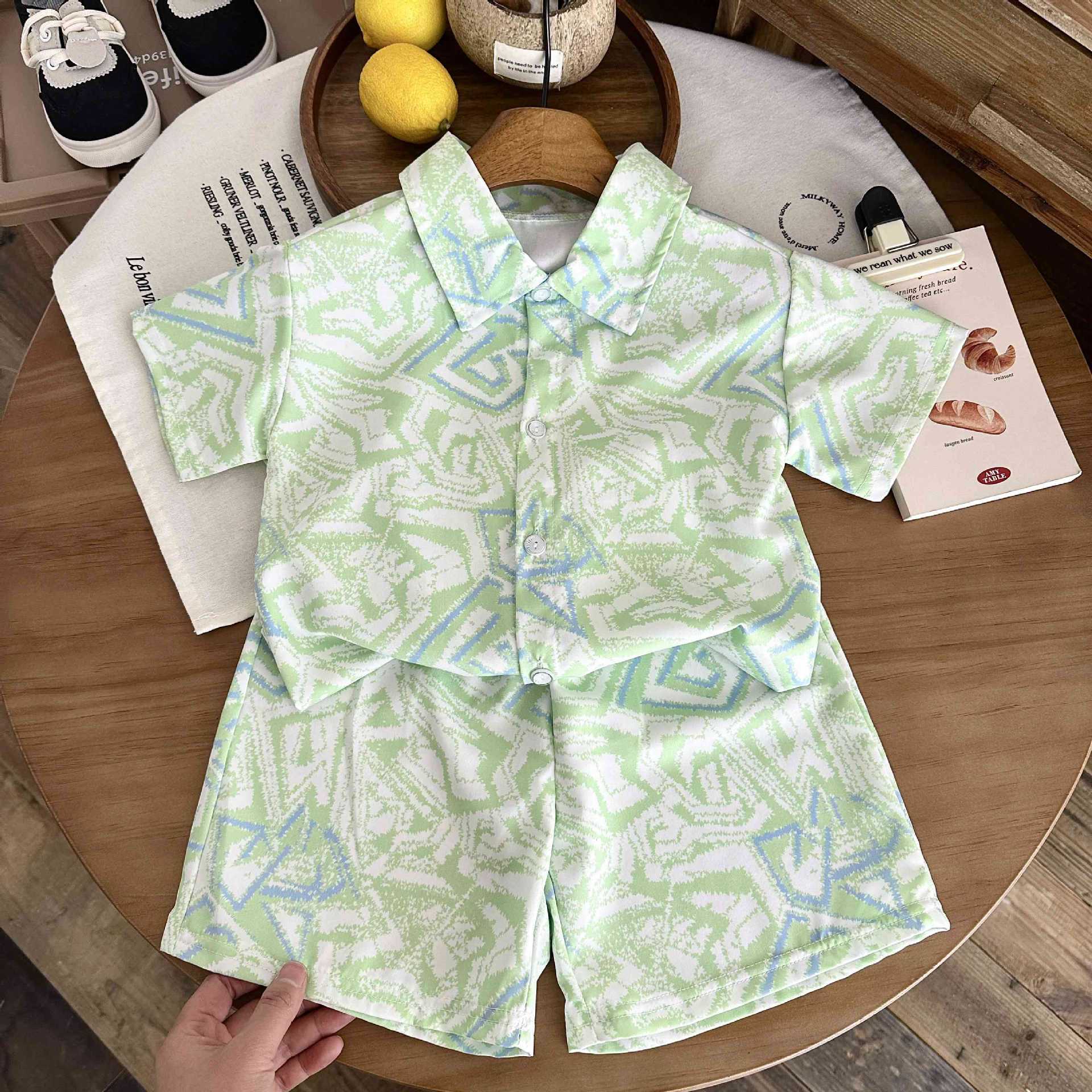 Camisa de verano verde claro con letras.