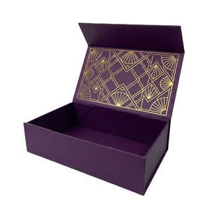 Boîte de luxe carrée à fermeture magnétique, motif Art Déco gaufré en feuille d'or, matériaux recyclés, lamination mate rigide personnalisée, éponge UV - Product Image 1