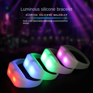 Pulseras LED <span class=keywords><strong>de</strong></span> Silicona con Control Remoto Inalámbrico <span class=keywords><strong>de</strong></span> 15 Colores Luminosos para Conciertos, Venta al por Mayor <span class=keywords><strong>de</strong></span> Fábrica - Product Image 4