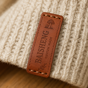 ODM Tan Graviertes Logo Abgerundetes Rechteck Vierloch-Etikett mit Genähtem Rand zum Aufnähen Synthetisches Leder-Label - Product Image 3