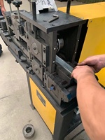 Machine de gaufrage à froid motorisée et programmable pour le traitement des barres plates en métal